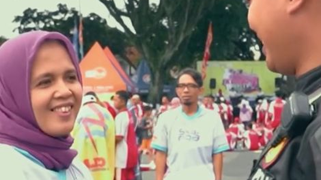 ⁠Momen Bintara Polisi Bertemu Guru Sekolahnya saat Dinas, Langsung Salim Cium Tangan 'Gimana Sehat Bu'
