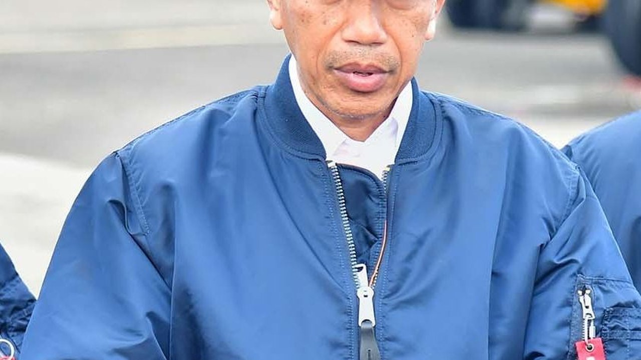 Momen Jokowi Hadiri Nikahan Anak Penjaga Rusa Istana, Masuk Gang Sempit Paspampres Sampai Bawa Senter