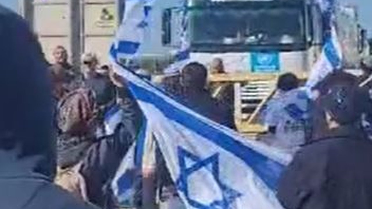 Warga Israel di Perbatasan Halangi Puluhan Truk Bantuan Masuk ke Gaza