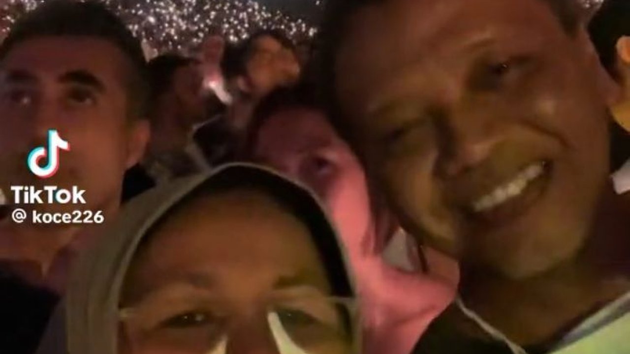 Momen Pasangan yang Tak Lagi Muda Nikmati Konser Coldplay Sambil Berdiri Ini Viral, Curi Perhatian