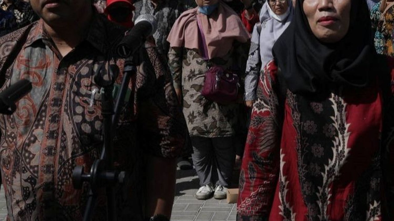 FOTO: 1.498 Petugas KPPS Pemilu 2024 Antre Dilantik Mengucapkan Sumpah dan Janji Setia di Kecamatan Bekasi Barat