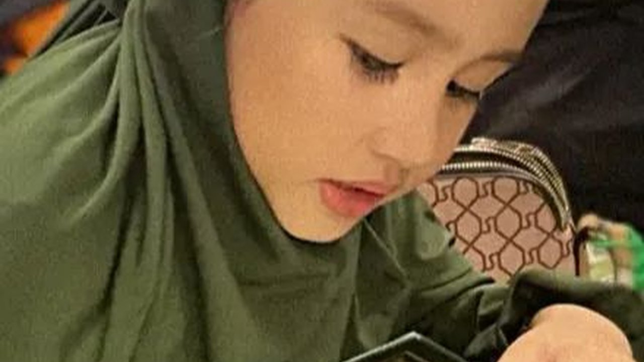 Foto-foto Terbaru Khalisa Aghnia Anak Kartika Putri Sudah Diajarkan Kenakan Hijab Sejak Kecil, Kini Sudah Bisa Baca Al Quran