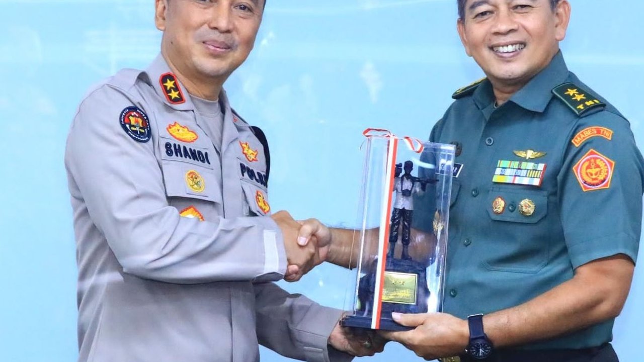 Kadiv Humas Terima Kunjungan Kapuspen TNI, Sinergitas Kunci Lewati Tantangan