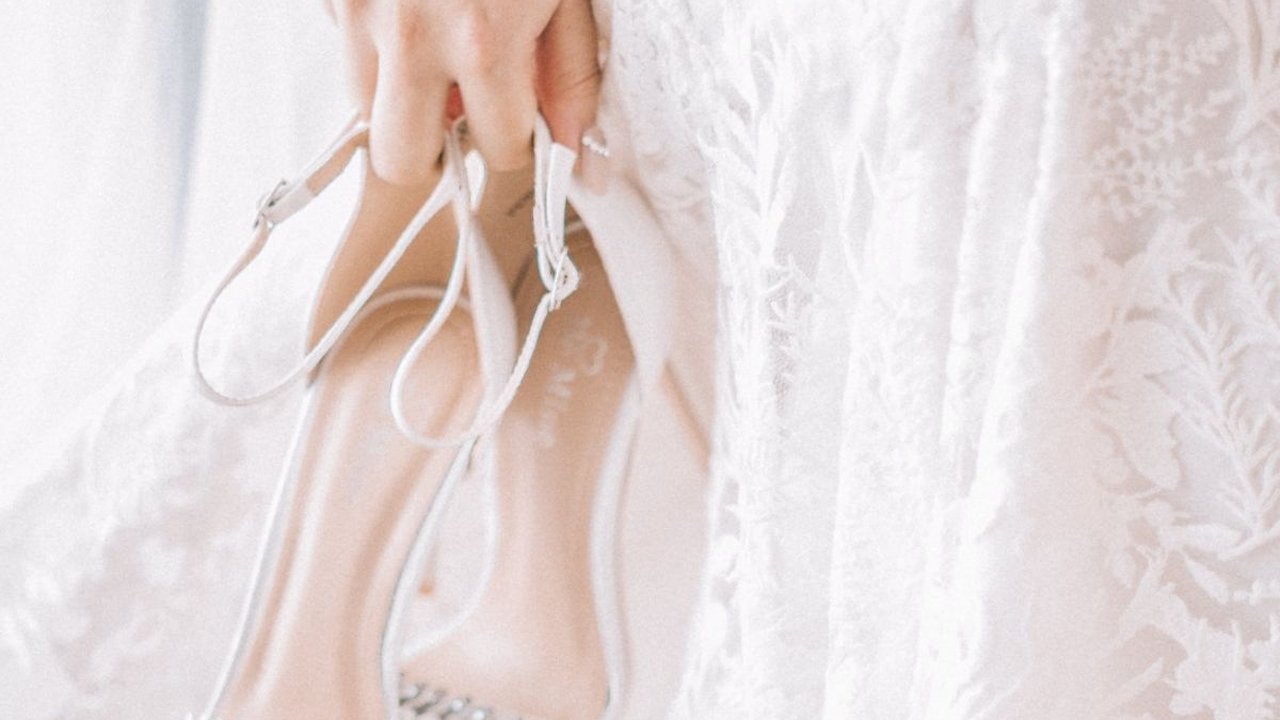 Resepsi Pernikahan Bareng Pelantikan KPPS, Wanita Ini Pakai Busana Pengantin Adat ke Balai Desa Banyuwangi
