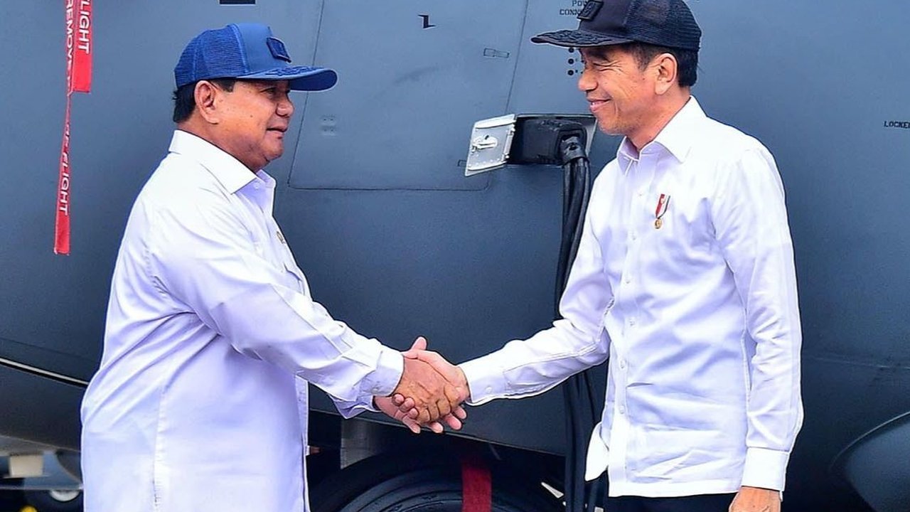 VIDEO: Detik-Detik Prabowo Sigap Bantu Presiden Jokowi Rapikan Jaket dari Jenderal TNI AU