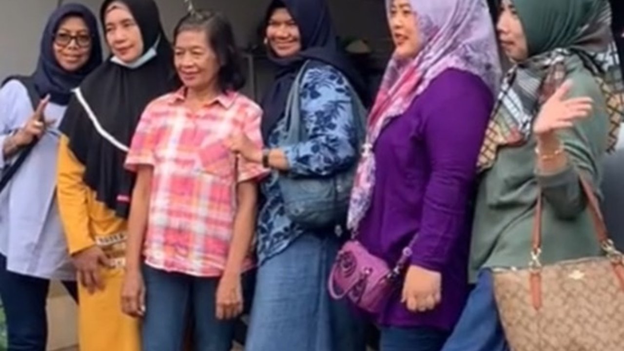 Lebih Sulit dari Bawa Pacar, Geng Cewek Ini Bikin Tren Nongkrong Ajak Ibunda