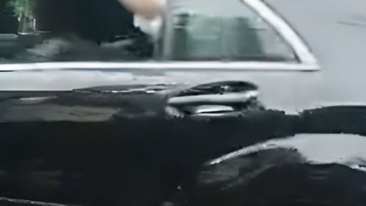Soal Pose Dua Jari dari Mobil Kepresidenan, TPN Ganjar: Ibu Iriana Terikat Netralitas