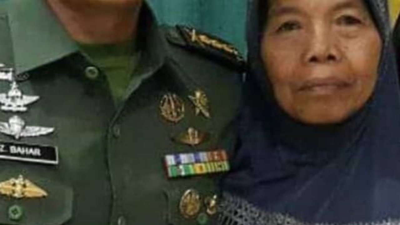 Momen Bintang 1 TNI Adik Jenderal Non Akpol Suapi Ibunya Makan 'Surga Kami di Telapak Kaki Ibu'