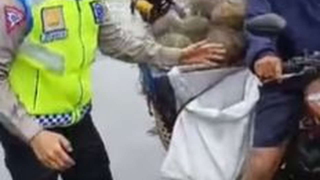 Ketakutan Diminta, Pemotor Bawa Durian Terjang Banjir saat Ditanya Polisi Jawabannya Bikin Ngakak