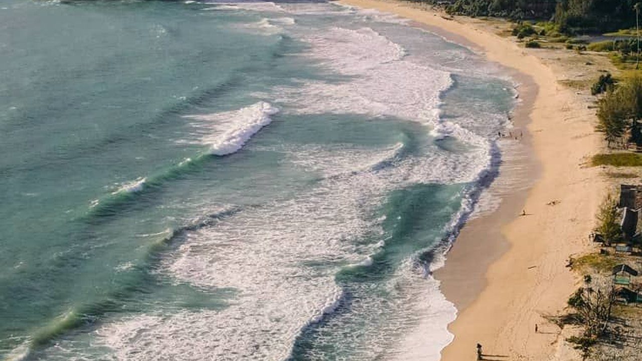 Liburan ke Pantai Lampuuk, Menikmati Indahnya Hamparan Pasir Putih di Banda Aceh