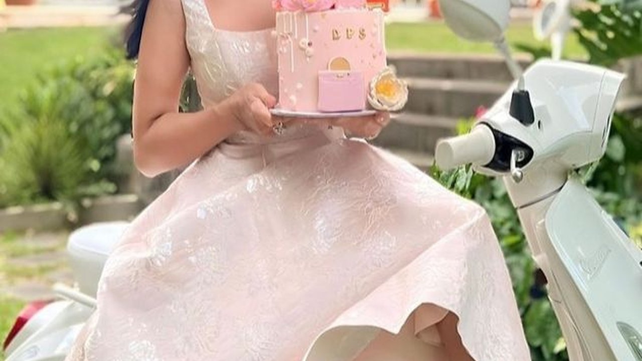 Tetap Stunning Diusia 53 Tahun, Potret Diah Permatasari Dapat Kejutan Ultah dari Keluarga