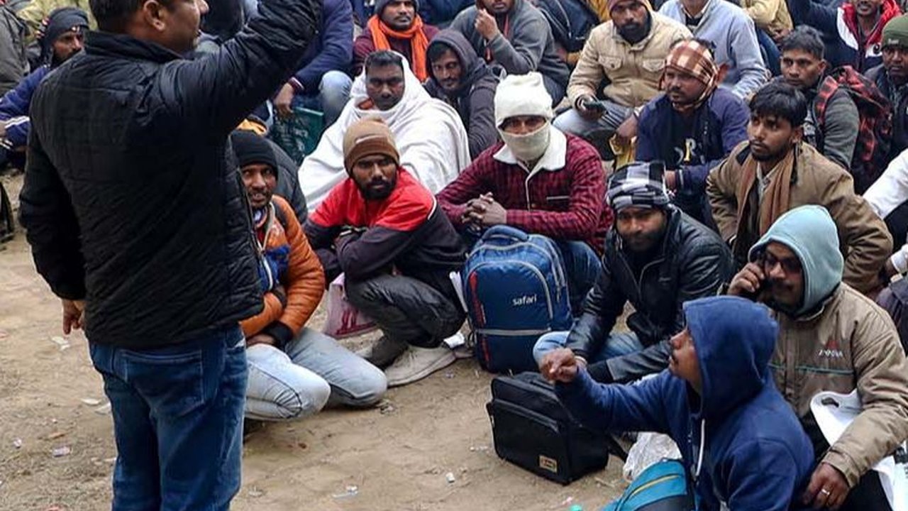 FOTO: Membeludak, Ribuan Warga India Ramai-Ramai Daftar Kerja di Israel