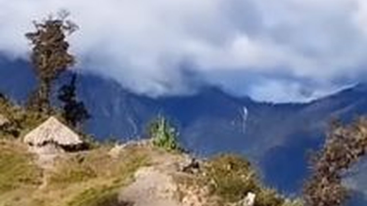 Menembus Kampung Terdalam Papua Dikelilingi Pemandangan Indah, Tanpa Listrik & Aspal, Warganya Damai