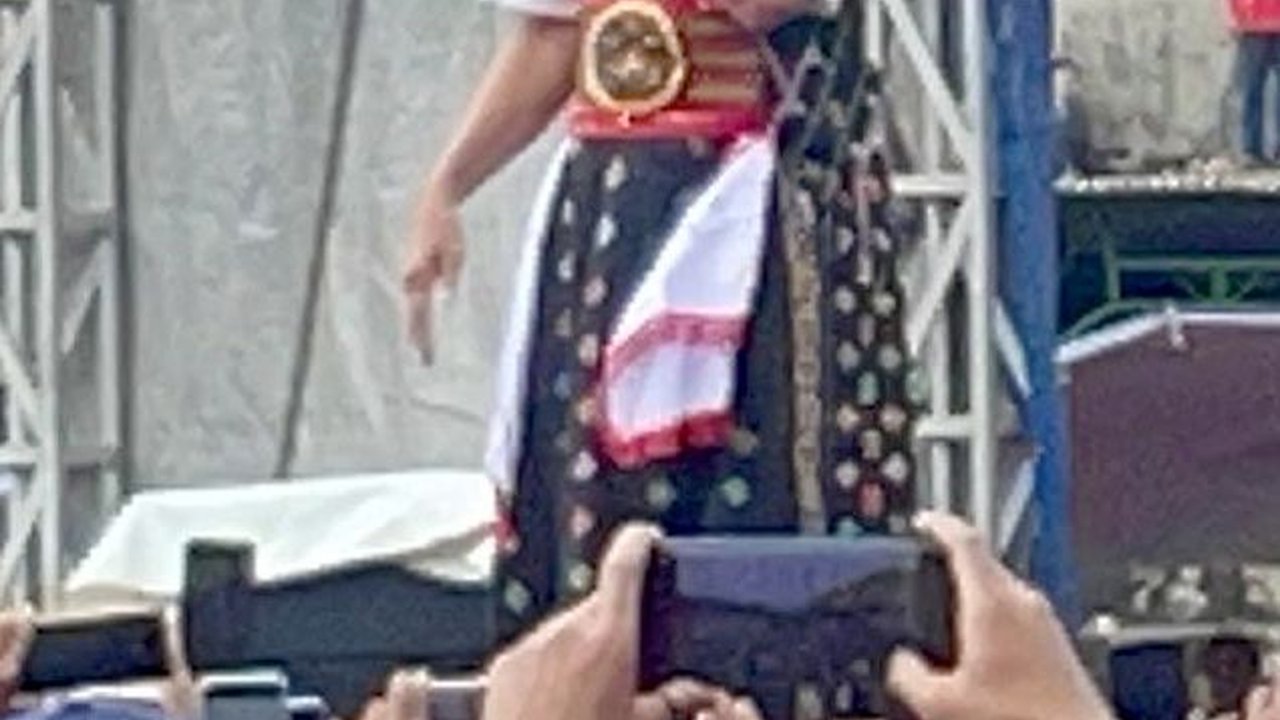 Sambut Ganjar di Stadion Golo Dukar, Warga Manggarai Rela Diguyur Hujan Deras