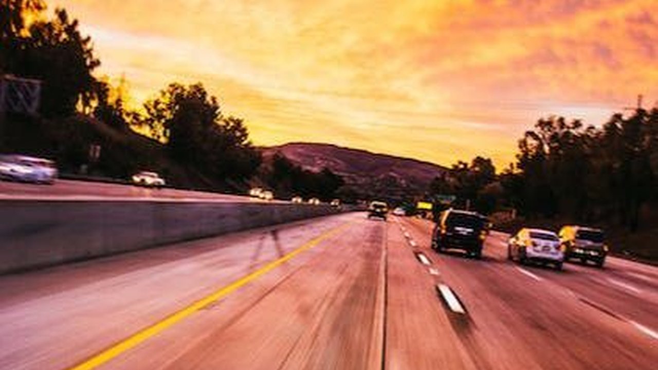 Minibus Tabrak Truk di Tol Jagorawi, Pengemudi Muda Meninggal di Tempat