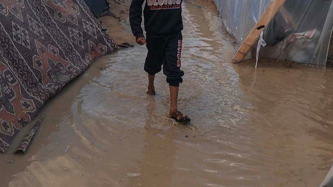FOTO: Nestapa Pengungsi Palestina di Jalur Gaza Terkepung Genangan Banjir