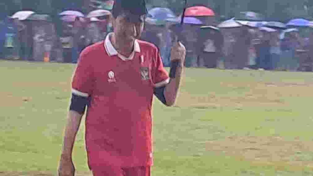 Jokowi Main Bola saat Hujan Deras di Lapangan Gamplong Sleman, jadi Kiper Kebobolan 2 Gol