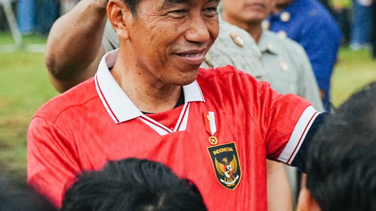 FOTO: Momen Jokowi Hujan-hujanan Main Bola di Sleman, Jadi Kiper Kebobolan 2 Gol
