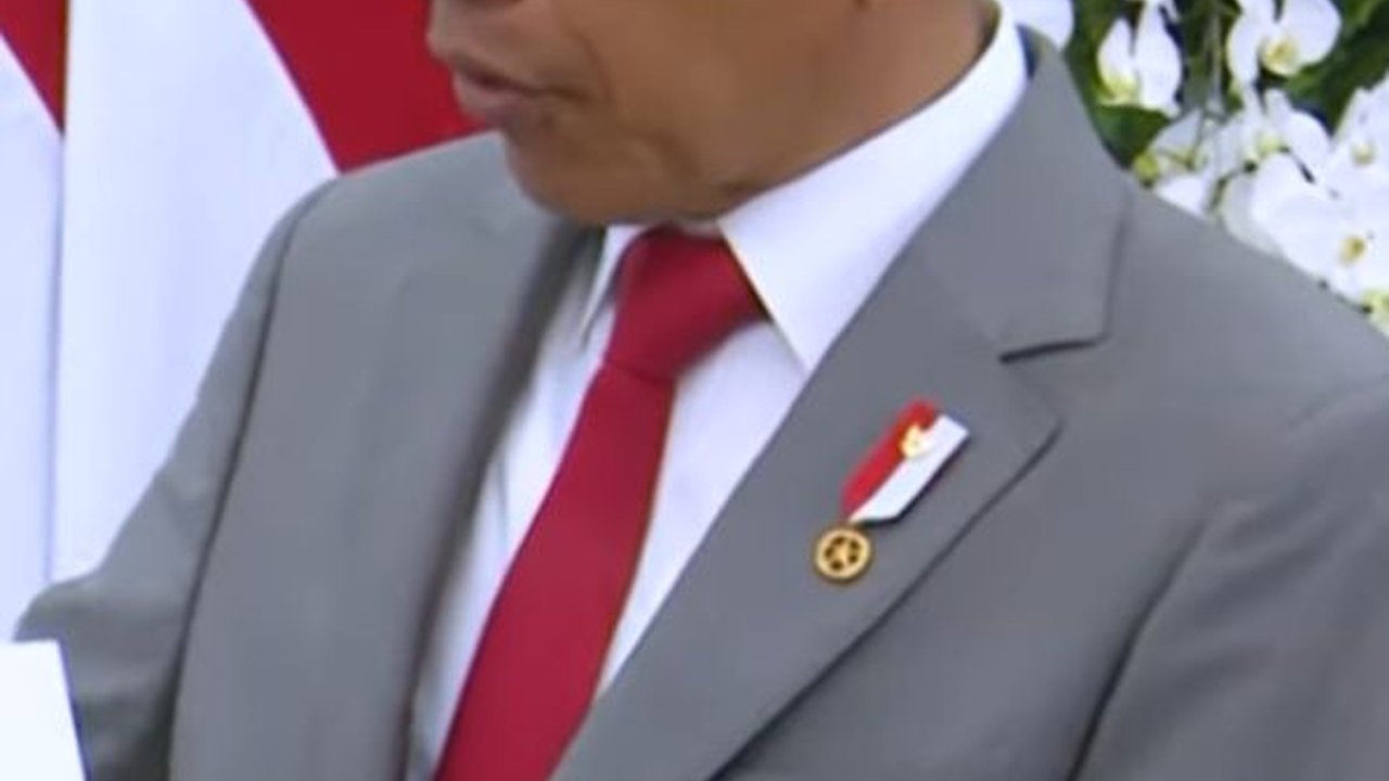 VIDEO: Jokowi Pakai Poster Tunjukkan Aturan Presiden Boleh Kampanye