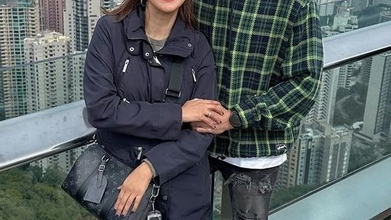 Intip Foto-foto Darius Sinathrya dan Donna Agnesia saat Jalan-jalan di Hongkong, So Sweet Banget!
