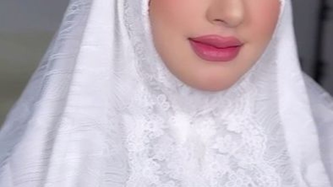 Disebut Mirip Kunti, 8 Foto Tasyi Athasyia Saat Pakai Mukenah Hingga Dapat Pujian Dari Warga Instagram