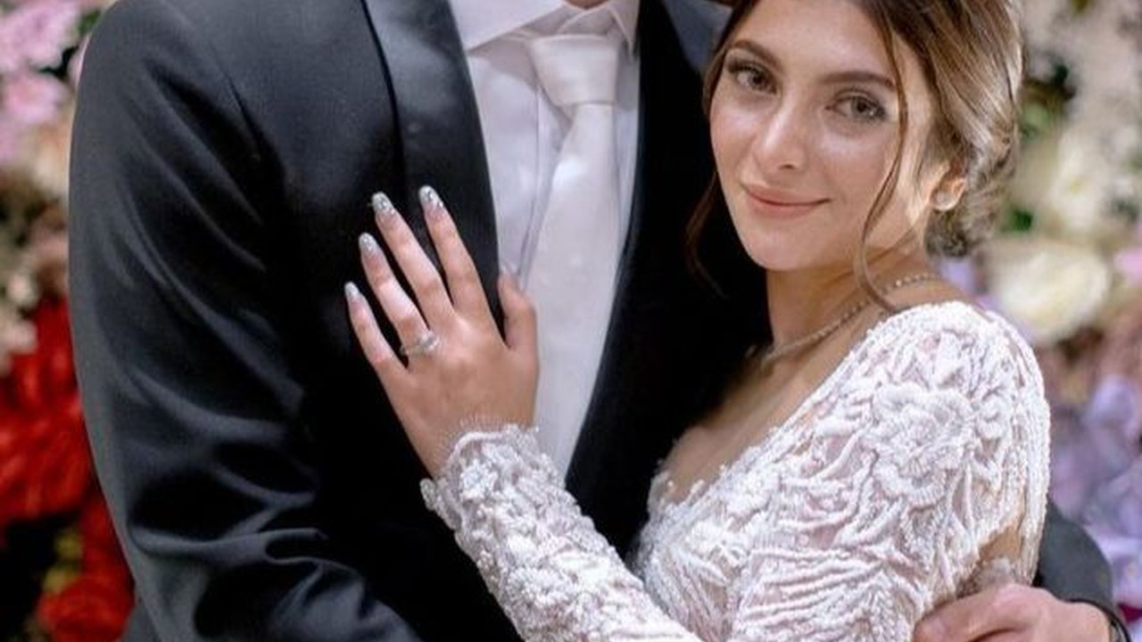 Cantik Bak Princess, Potret Sarah Keihl Tampil Pakai Gaun Putih di Hari Pernikahannya