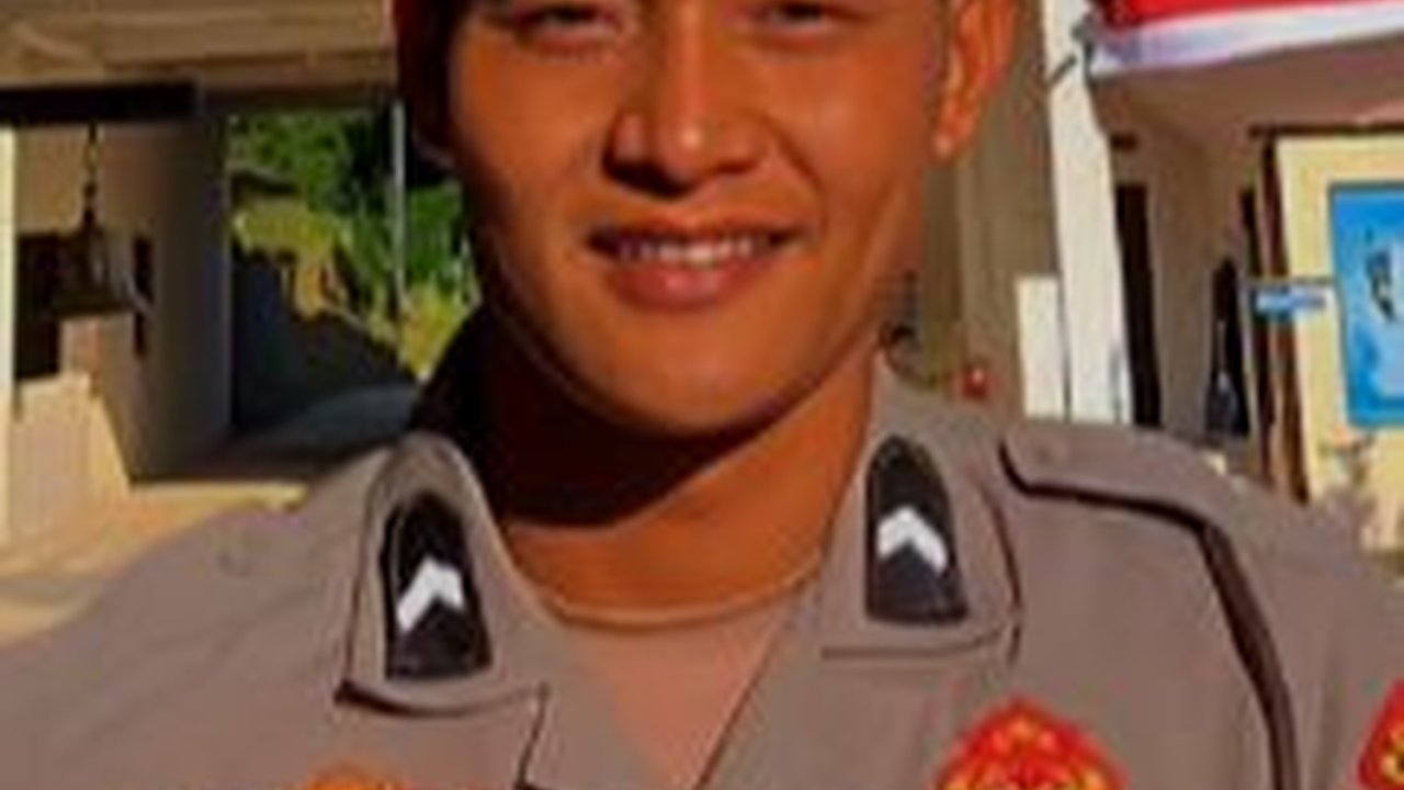 Kisah Haru Lulusan Cumlaude Universitas Sempat Bekerja jadi Kasir & Tak Lulus Tes TNI, Kini Sukses jadi Polisi