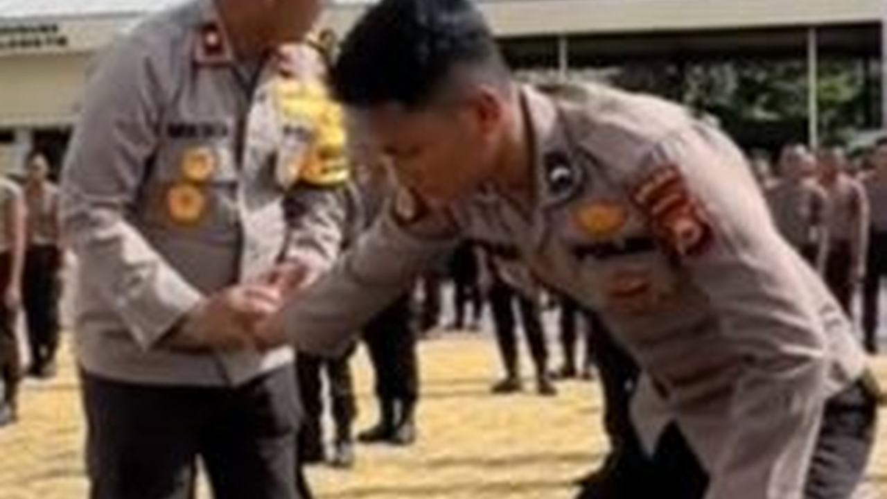 Bripda Polisi 'Cekik' Jenderal saat Latihan Bela Diri, Endingnya Dilumpuhkan Tak Berkutik