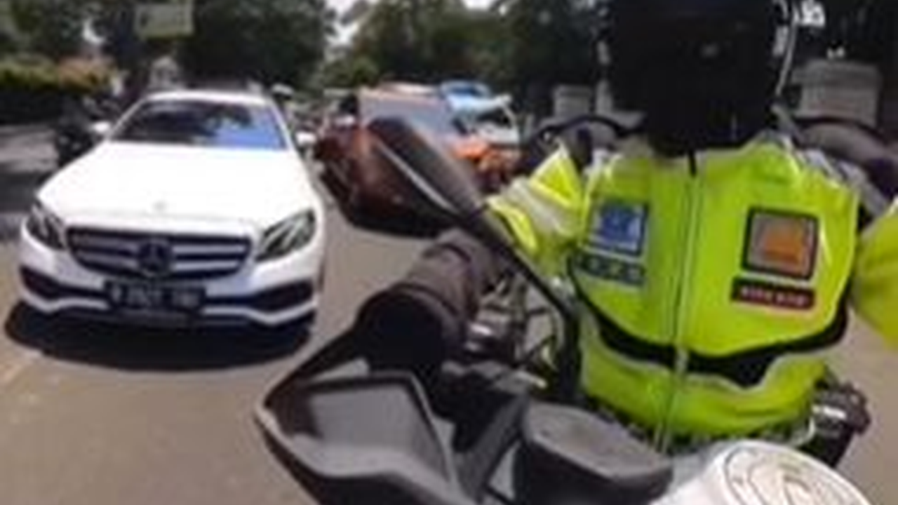 Konvoi Pejabat Diikuti Sedan Mewah, Polisi Pengawal Ambil Tindakan Sampai Bikin Wajah Pengemudi Pucat