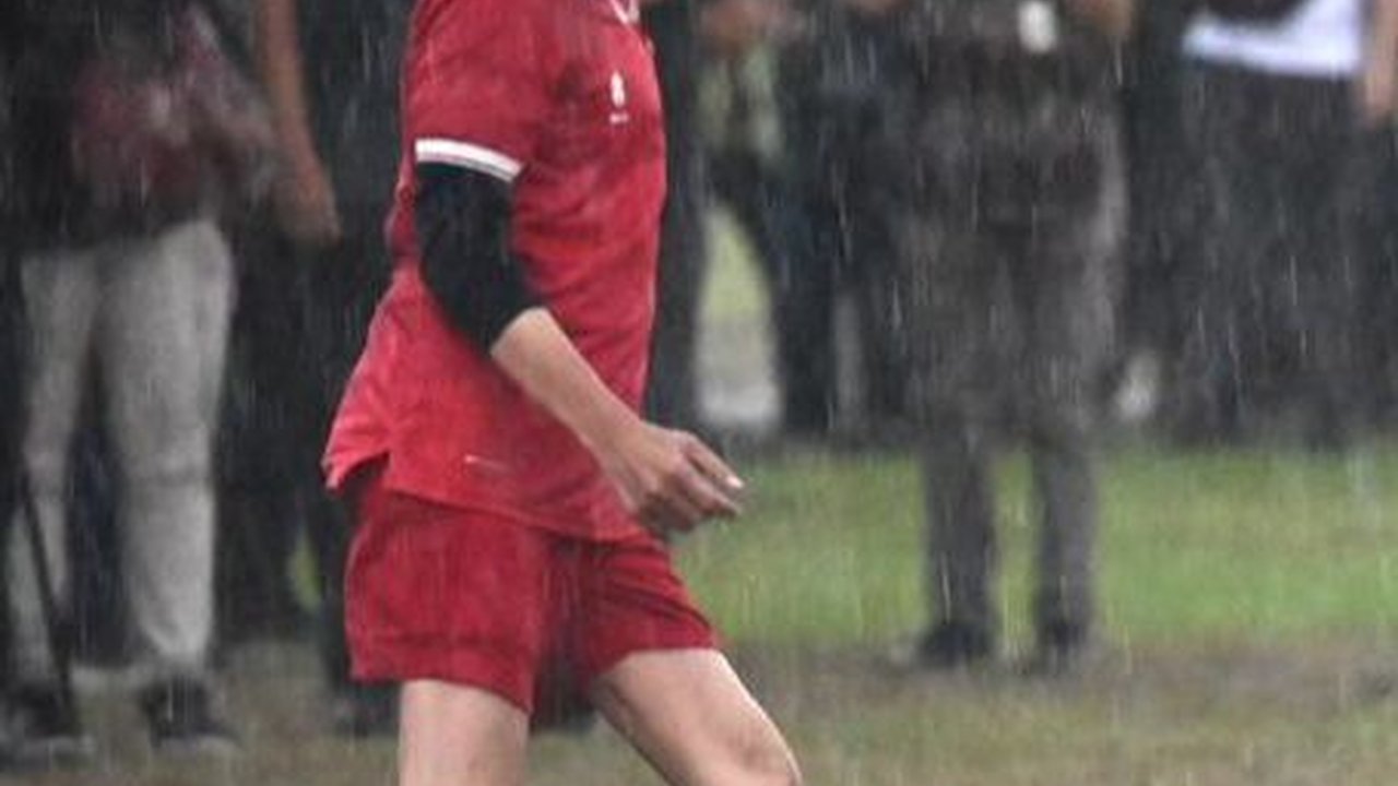 VIDEO: Aksi Jokowi Hujan-Hujan Main Bola Jadi Kiper, Gawang Bobol Dua Gol