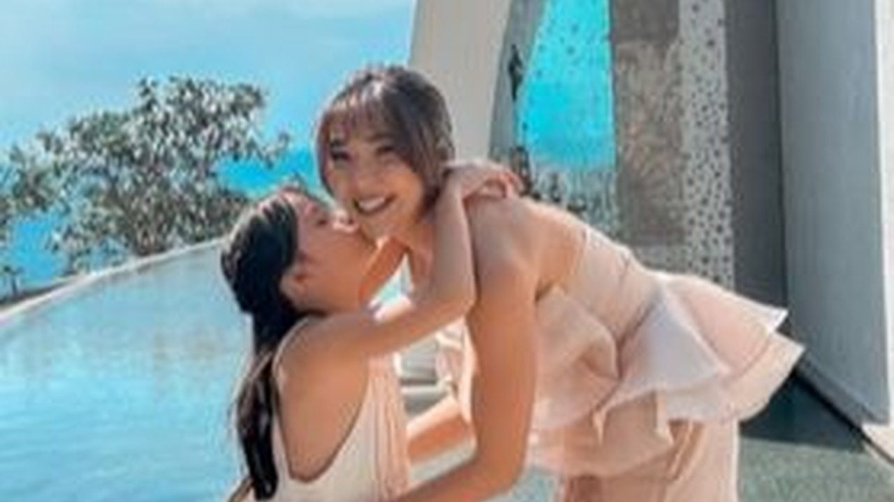 Sama-sama Menawan, Potret Artis Bareng Anaknya saat Kondangan Sukses Jadi Sorotan