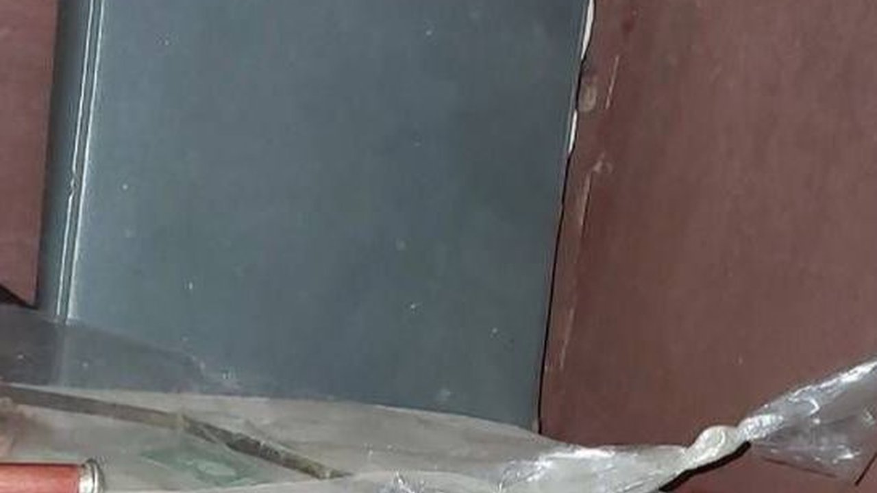 Pria Ini Temukan 'Harta Karun' Usai Buka Laci Sang Kakek yang Wafat Belasan Tahun Lalu, Penampakan Jamnya Jadi Sorotan