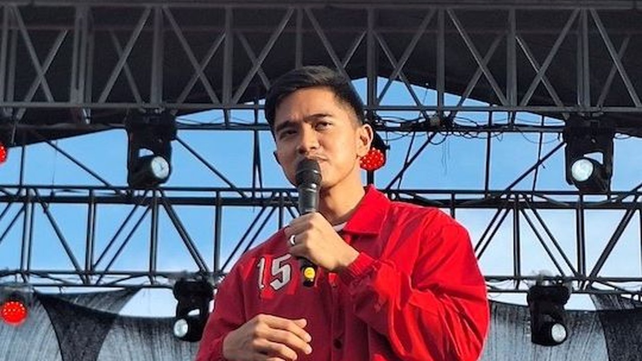 VIDEO: Kejutan Kaesang Bagikan Gantungan Belimbing Sayur Muka Gibran saat Kampanye