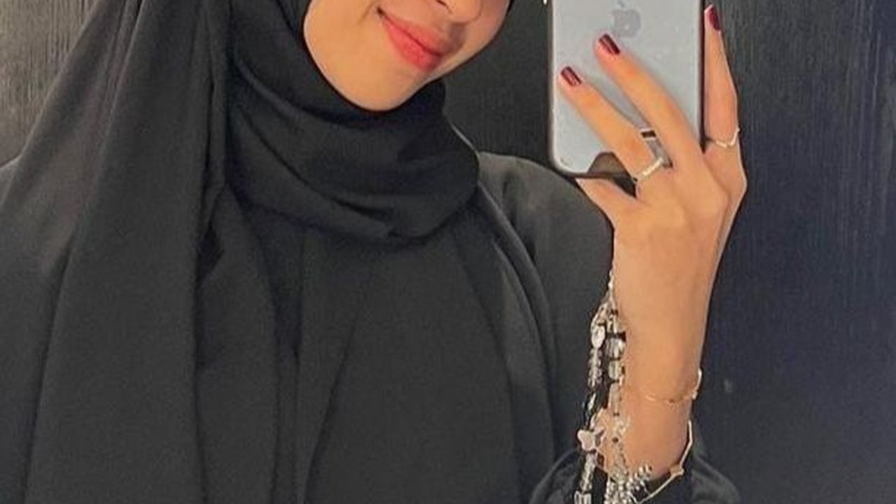 Bergamis Hitam, Cantiknya Adiba Khanza Pose di Qatar, Sang Suami Langsung Love