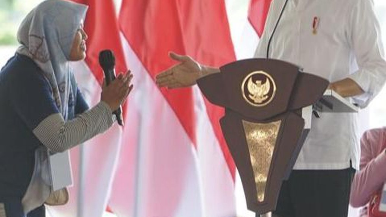 Kedekatan Jokowi Saat Temui Ibu Nasabah PNM dari Magelang