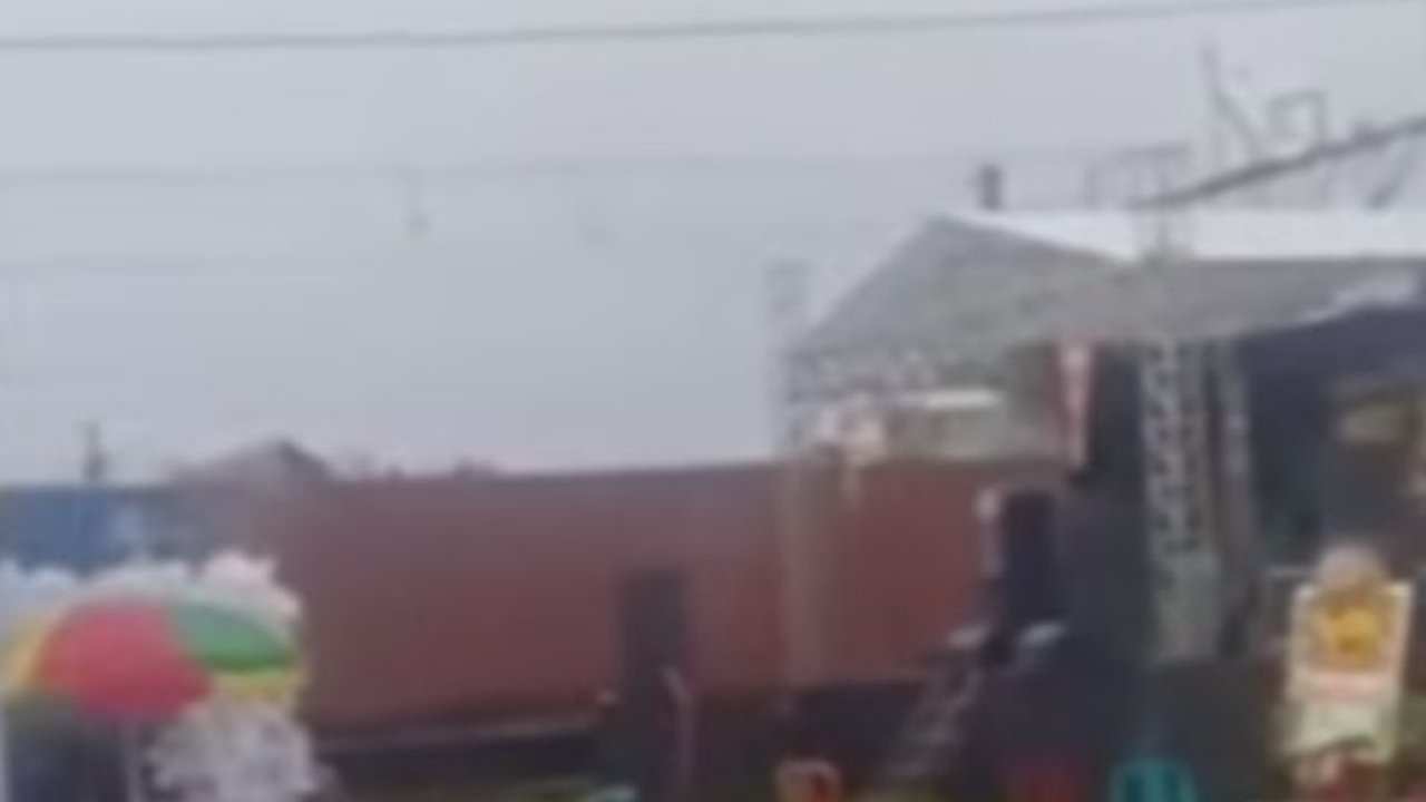 Dirikan Tenda Hajatan di Tengah Rel Kereta Api, Warga Terancam Denda Rp15 Juta