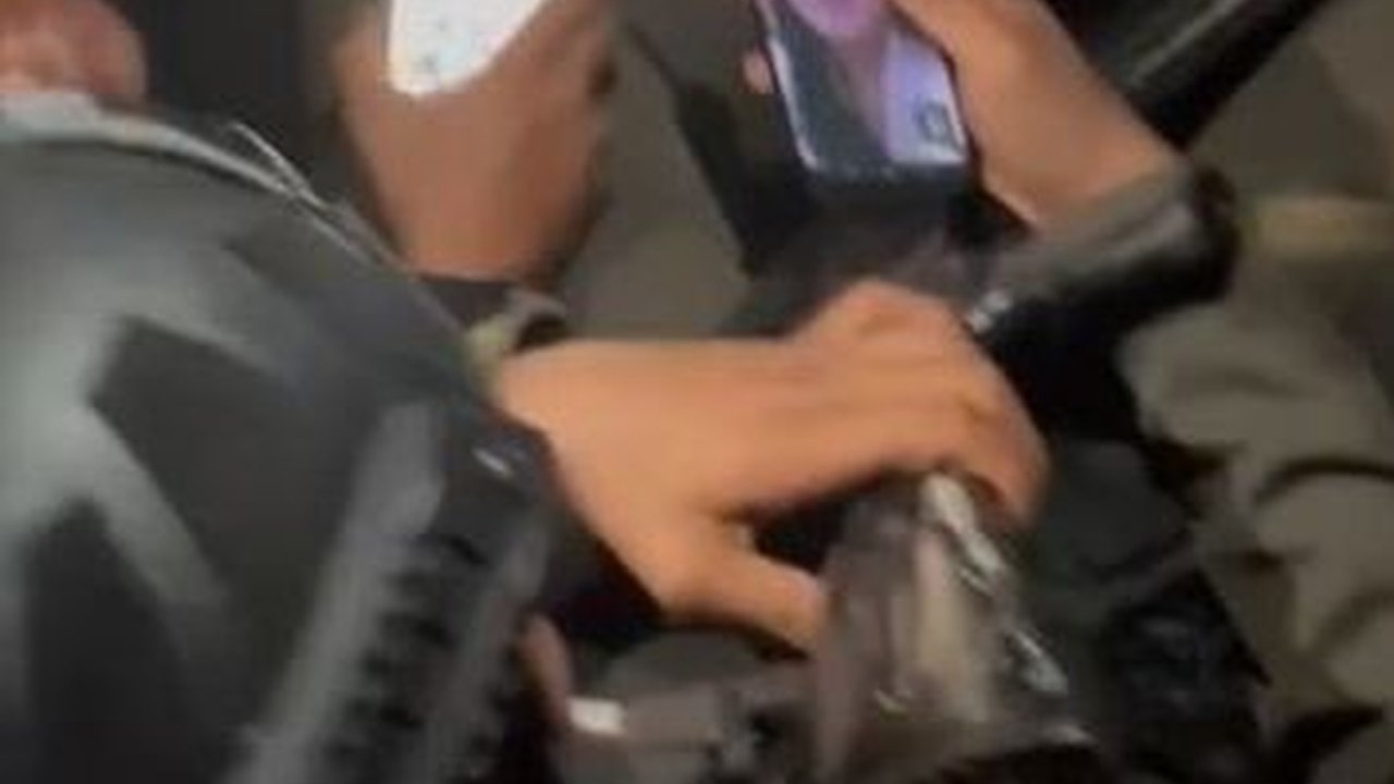 Viral Momen Anggota Brimob Nyatakan Cinta ke Wanita yang Disukainya, Begini Endingnya