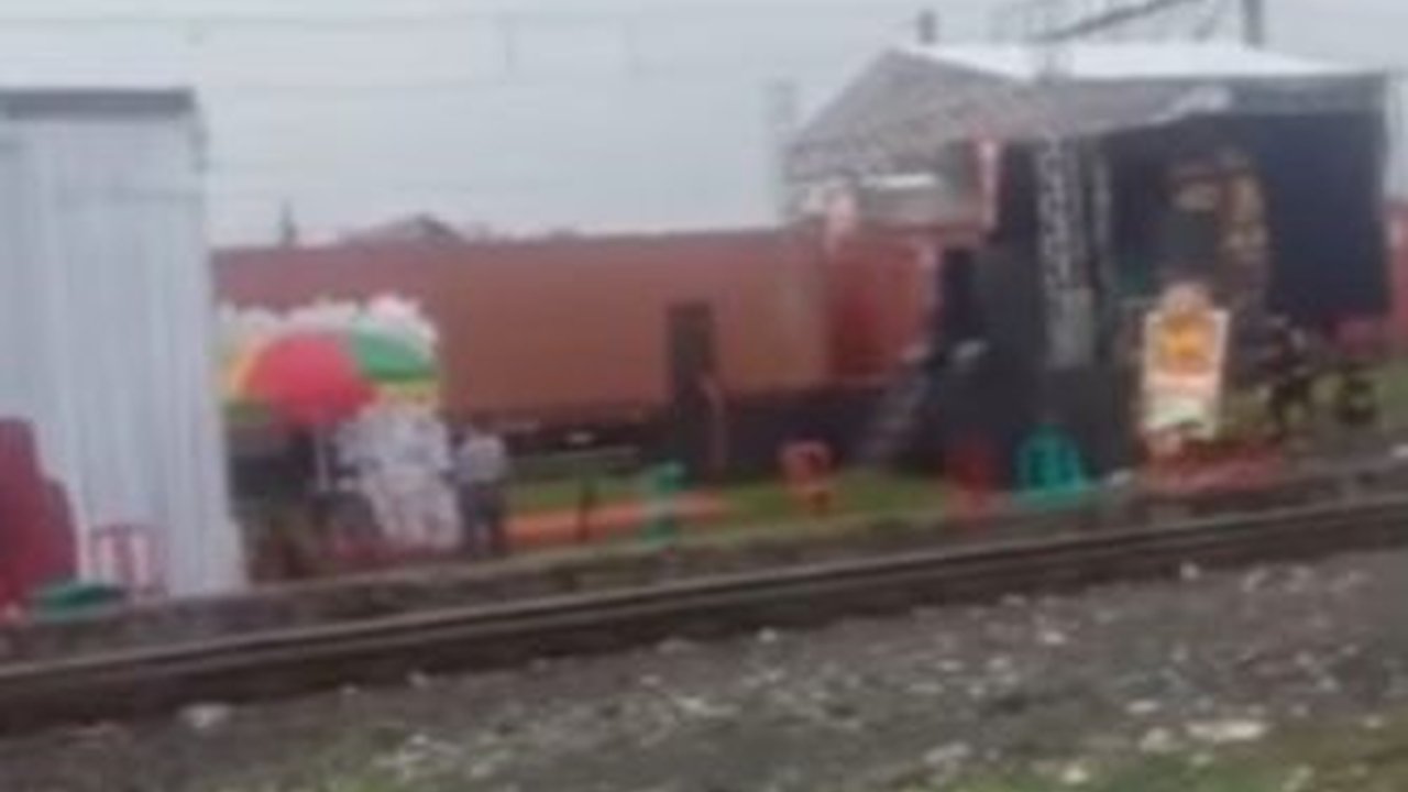 Viral Tenda Hajatan Berdiri di Tengah Rel Kereta Api Tanjung Priok, Ini Respons KAI