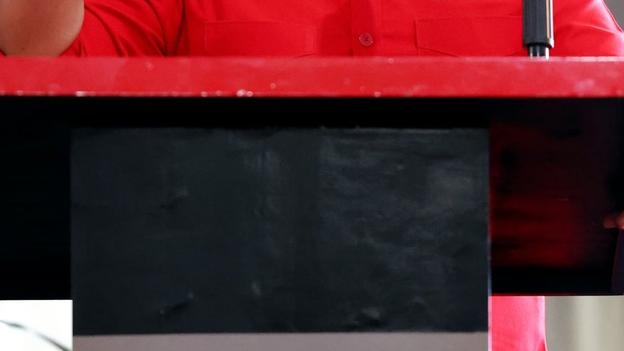 Hasto soal Jokowi dan Ganjar Temui Warga di Jateng: Kader PDIP Biasa, Tapi Prabowo Tak Bisa Blusukan