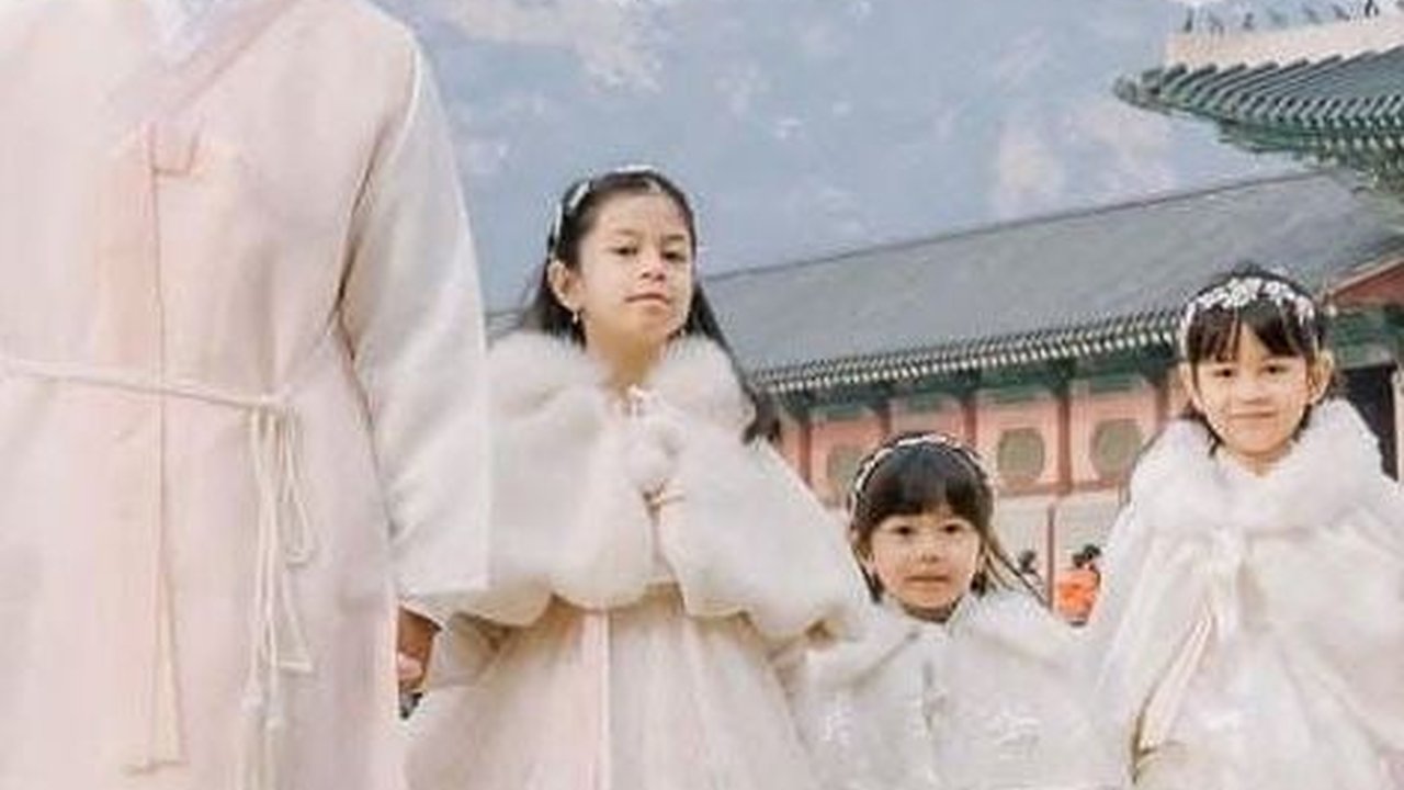Potret 3 Putri Cantik Surya Insomnia Liburan di Korea Selatan, Kompak Pakai Hanbok Bak Princess