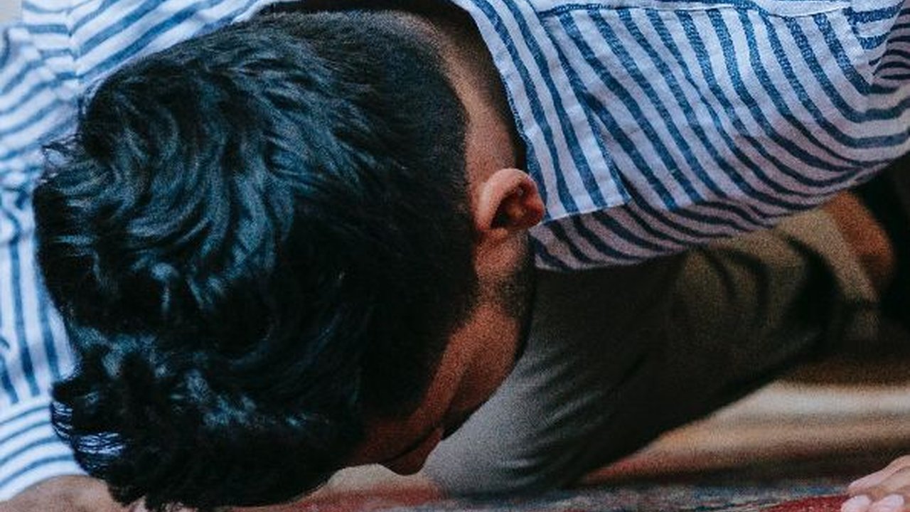 Sujud Tilawah adalah Sujud karena Adanya Ayat Sajdah, Berikut Bacaan dan Tata Caranya