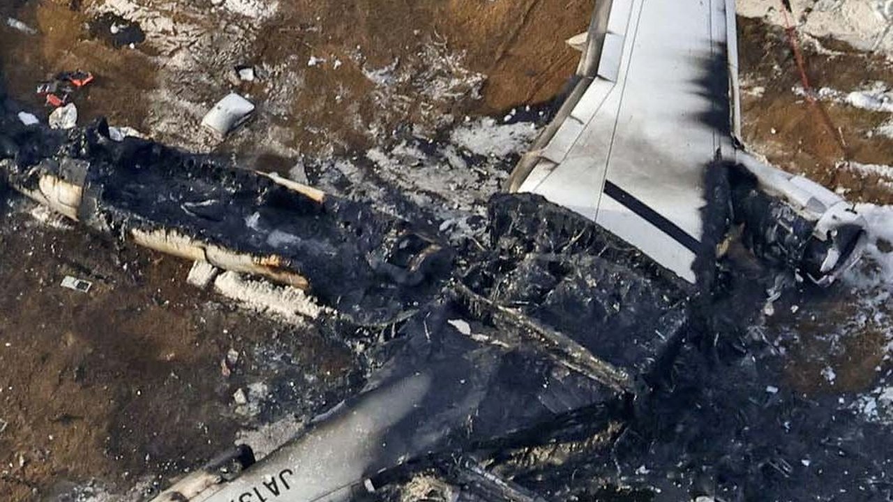 FOTO: Beginilah Kondisi Pesawat Japan Airlines Usai Terbakar Hebat di Bandara Haneda: Hangus dan Hancur