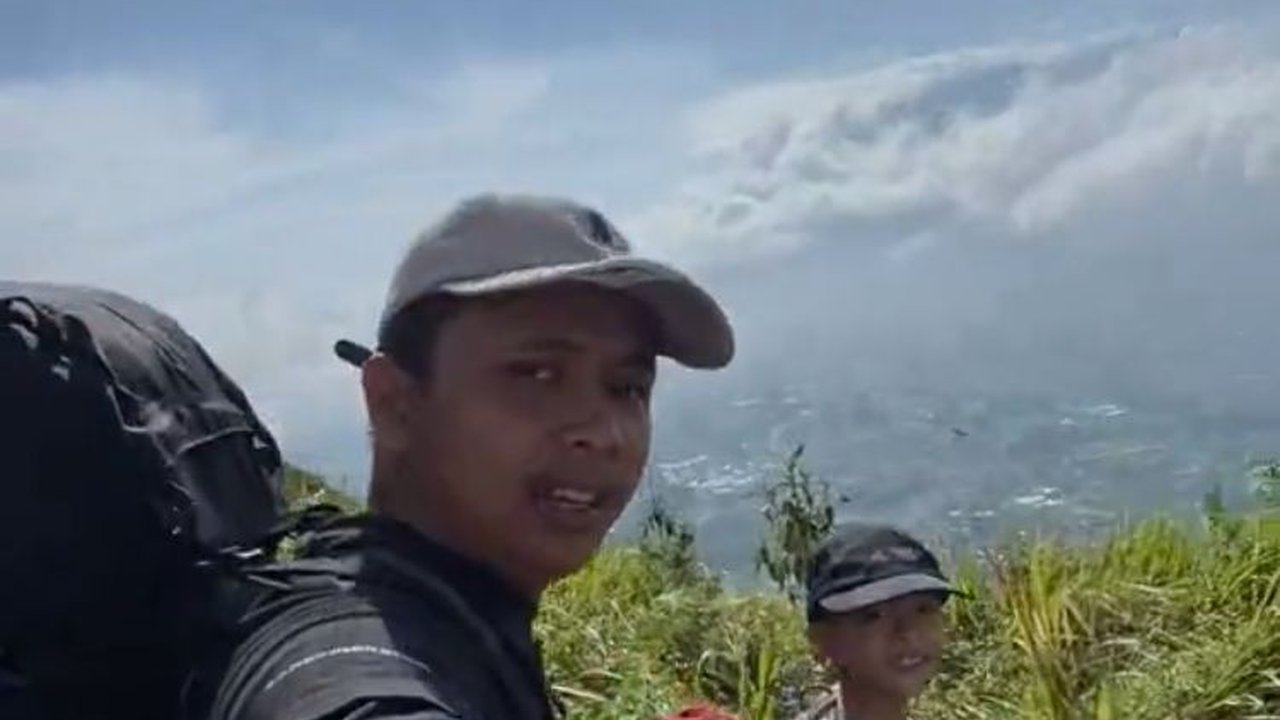 Pria Ini Ajak Adik Kecilnya Naik Gunung, Aksinya Viral Curi Perhatian Warganet
