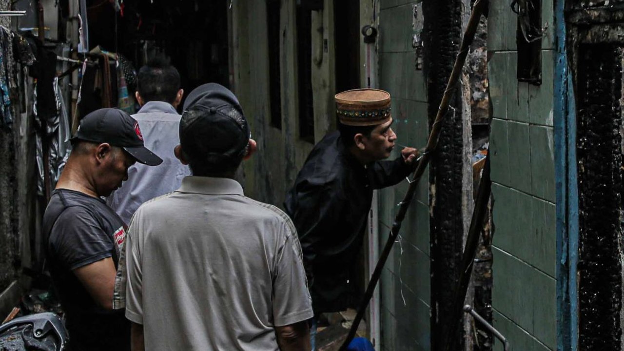 FOTO: Kebakaran Lalap Permukiman Padat di Taman Sari Jakbar, Ratusan Orang Terdampak