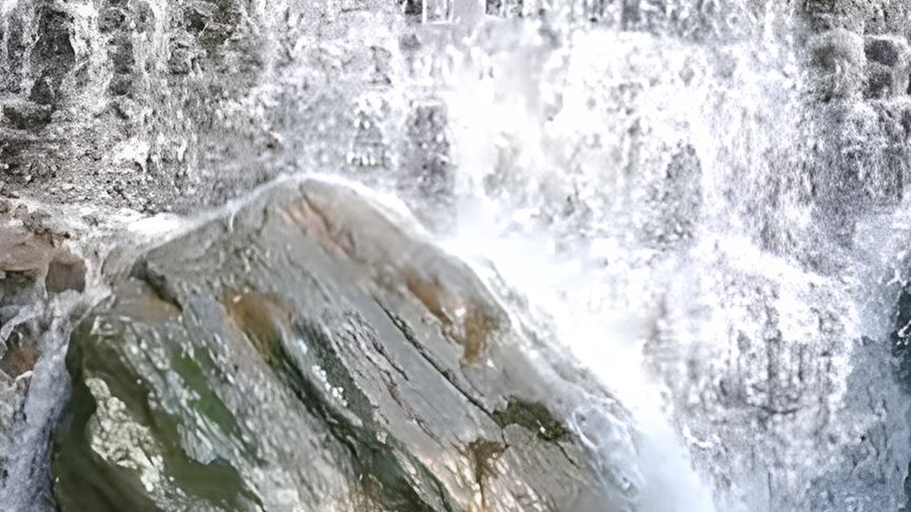 Serunya Bermain Air di Lembah Tepus Bogor, Sungai Bertingkat yang Dikelilingi Perbukitan Hijau