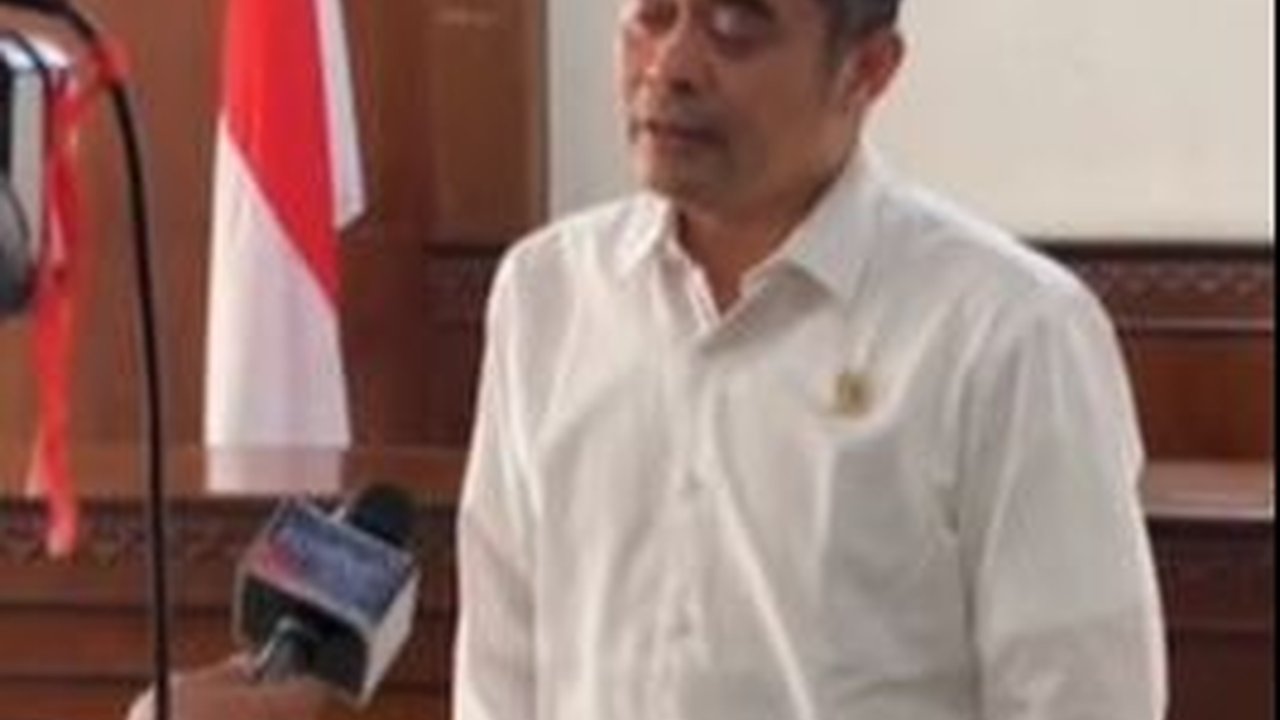 Sosok Arya Wedakarna, Anggota DPD Ngamuk Gara-Gara Frontliner Bandara Ngurah Rai Pakai Penutup Kepala