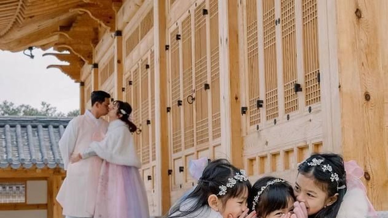 Berikut ini 8 Potret Surya Insomnia Liburan ke Korea Selatan, Bahagiakan Istri dan Ketiga Anaknya