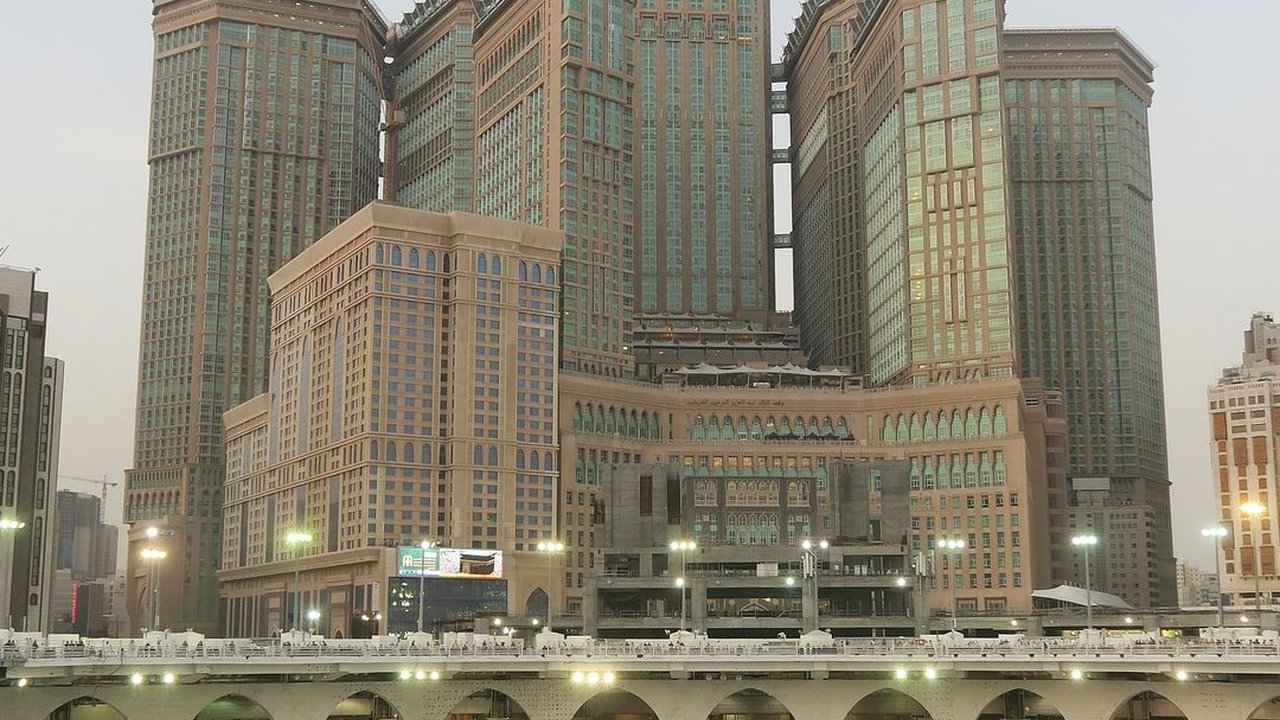 Viral Momen Haru Anak Prank Ibunda Sebut Hanya Ajak Jalan-Jalan, Ternyata Ambil Koper Buat Umrah