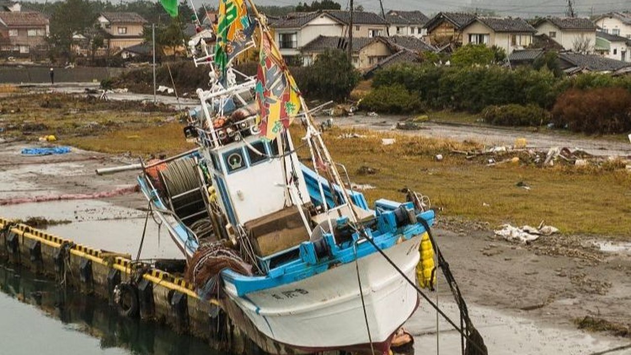 FOTO: Potret Kapal-Kapal Terjebak ke Daratan Setelah Tersapu Tsunami 1,2 Meter di Jepang