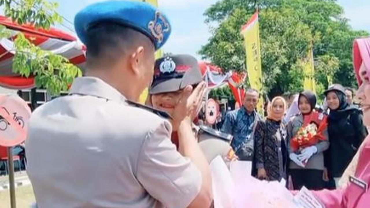 Tak Ada Tamparan & Pukulan, Momen Ayah Polisi Datangi Pelantikan Sang Putri Jadi Polwan Penuh Kecupan
